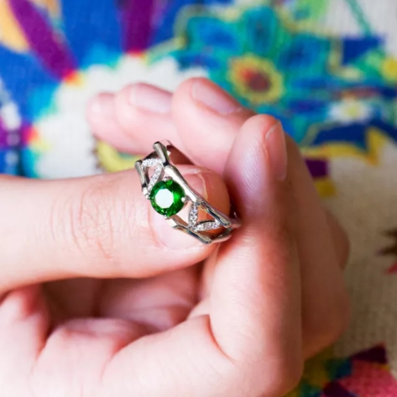 New 925 Silver Leaf Emerald Eternity Ring - Picture 4 of 5